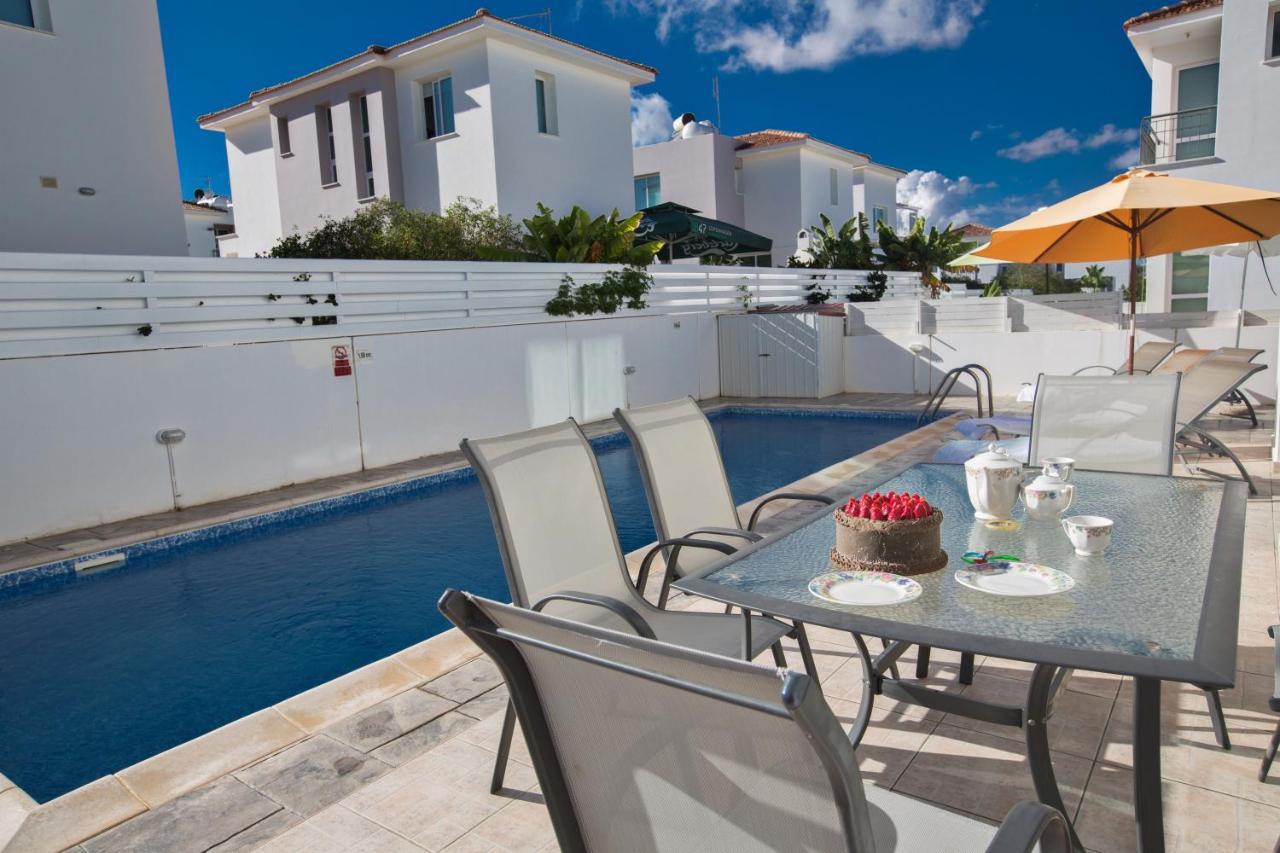 Avra Villas Паралимни Екстериор снимка